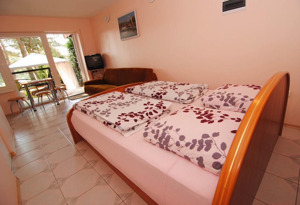 Guesthouse "Nakvyne Pas Zveja" Purvynes Street Nida Bagian luar foto